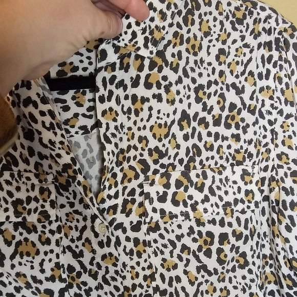 GAP 100% Viscose Animal print long sleeve button down top Size Medium - Picture 11 of 11